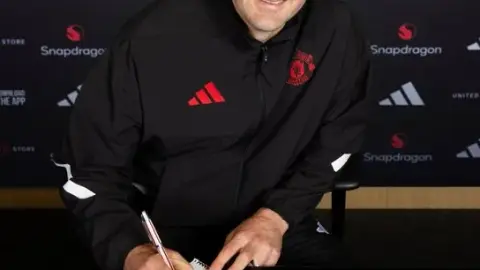 Chính thức: 40 Thủ môn số ba của Man United, Tom Heaton, đã gia hạn hợp đồng thêm một năm và sẽ bắt đầu mùa giải đầu tiên trong sự nghiệp. (21)
