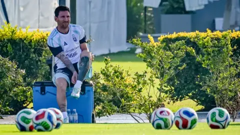 Nó sẽ không ảnh hưởng đến World Cup! Đội tuyển Argentina tổ chức buổi tập công khai đầu tiên, đội trưởng Messi vẫn tập luyện bình thường