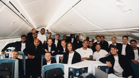 Quan chức đội tuyển quốc gia Hà Lan đăng ảnh toàn đội trên máy bay: đích đến là World Cup tại Mỹ, Canada và Mexico!