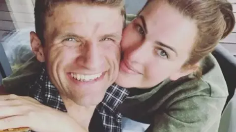 Bild: Thomas Muller và vợ Lisa chia tay trong hòa bình sau 17 năm hôn nhân