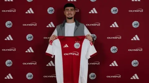 Chính thức: Ajax ký hợp đồng chuyên nghiệp đầu tiên với hậu vệ 16 tuổi Ishek đến năm 2029