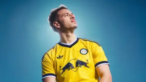 Quan chức của Leeds United: Đội trưởng Ampadu gia hạn hợp đồng thêm năm 4, hợp đồng mới đến 2030 năm