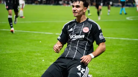 De Sky: Galatasaray và các đội Premier League đang chú ý đến Uzun, Frankfurt muốn 6000 triệu euro