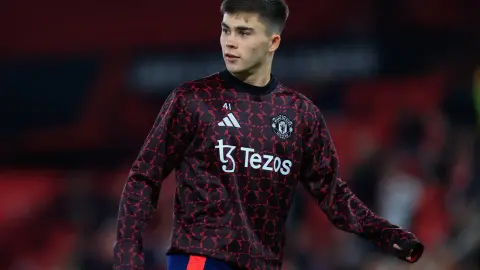 Manchester United: Manchester United quan tâm đến Hall, nhưng tin tưởng vào Armas có thể giúp họ tiết kiệm hàng chục triệu bảng