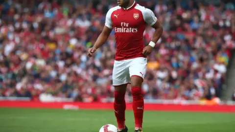 Truyền thông Anh: Arsenal được kỳ vọng sẽ phá kỷ lục doanh số mùa hè này Kỷ lục trước đó là 3500 bán Chamberlain với giá 10.000 bảng.