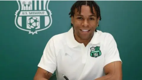 Schira: Besiktas quan tâm Laurienté, HLV Italiano đặc biệt đánh giá cao cầu thủ chạy cánh của Sassuolo
