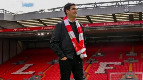 Phóng viên: Liverpool đã chú ý đến sự nghiệp của Iola hơn 10 năm và cân nhắc việc ký hợp đồng với anh khi còn là cầu thủ.