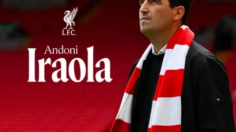 Iraura theo học Bielsa khi còn là cầu thủ và lọt vào bán kết Copa del Rey khi huấn luyện đội bóng hạng hai Tây Ban Nha