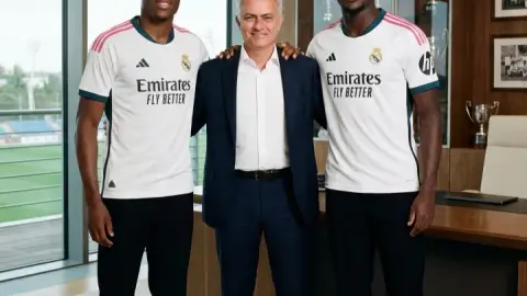 Truyền thông phương Tây: Mourinho tính đá 442 ở Real Madrid và yêu cầu đưa trung vệ 1 + hậu vệ trái 1 + tiền vệ 2 vào sân
