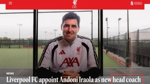 Tương tự với Slott Elora trở thành "HLV" Liverpool chứ không phải "HLV"