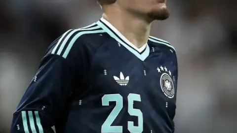 Romano xác nhận: Karl tuổi 18 sẽ bỏ lỡ World Cup và dự kiến ​​chiêu mộ Vedraogo tuổi 20