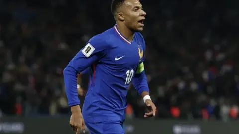 Deschamps không lo về Mbappe, nhắc học trò "để dành bàn thắng cho World Cup"