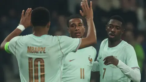 Cựu tuyển thủ quốc tế: Pháp nên để Dembele chơi ở trung tâm và Mbappe ở cánh trái mà không hy sinh người đoạt Quả bóng Vàng
