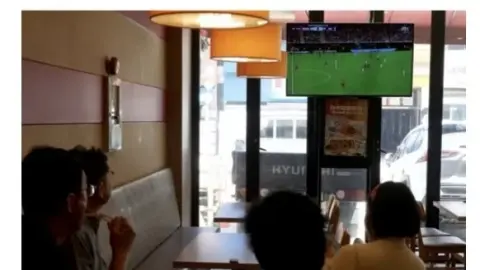 Truyền thông Hàn Quốc: Trận đấu đầu tiên của World Cup tại Hàn Quốc diễn ra vào ngày làm việc, người dân tụ tập thành nhóm nhỏ tại các nhà hàng gà rán để xem trận đấu.