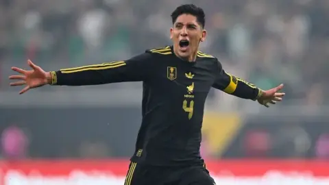 Trận khai mạc World Cup đạt cột mốc quan trọng! E. Alvarez đại diện cho đội tuyển quốc gia Mexico 100 lần