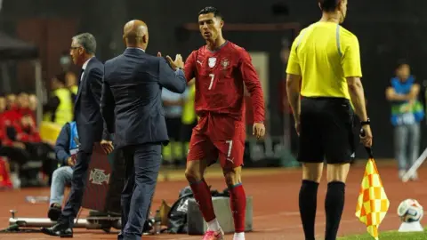Báo Bồ Đào Nha: Ronaldo chắc suất đá chính ở World Cup, Martinez dần chốt khung tuyển Bồ Đào Nha