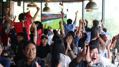 Đây là World Cup! Truyền thông Hàn Quốc: Tài xế taxi dừng lại xem bóng đá trên đường ở Hàn Quốc, người dân trong trung tâm mua sắm ăn mừng