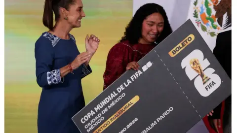 TA: Việc tổng thống Mexico vắng mặt trong lễ khai mạc là để bày tỏ tình đoàn kết với những người dân không đủ tiền mua vé.