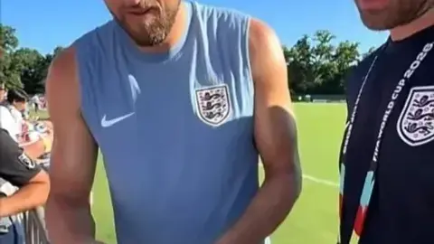 The Sun: Kane và các cầu thủ Anh khác bị fan Mỹ chơi khăm và ký vào Tuyên ngôn Độc lập của Mỹ