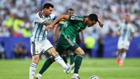 Henry: Hành động của Messi không cố ý làm tổn thương đối thủ, không phải pha va chạm nào cũng sẽ nhận thẻ đỏ