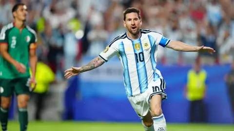 Tổng thống Brazil đùa muốn "chiêu mộ" Messi, đồng thời chờ ngày Neymar tái xuất