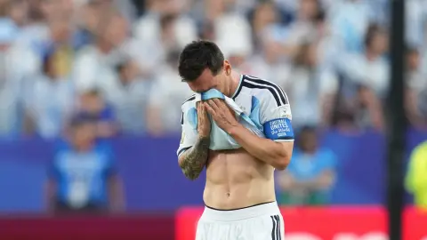 Messi rơi nước mắt sau khi ghi bàn! Bild xác nhận: Bố 68 tuổi của Messi đang chống chọi với bệnh hiểm nghèo từ tháng 1 năm nay