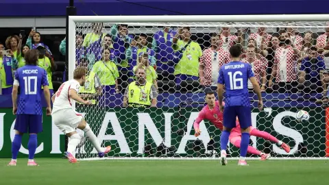 Kane mở tỷ số cho Anh sau tình huống đá lại phạt đền ở trận gặp Croatia