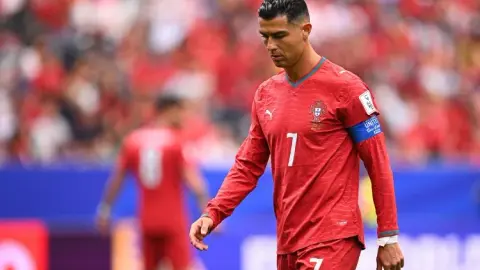 Bình luận viên: Ronaldo không có đóng góp nhưng HLV thì làm gì? Anh ấy đến đây để làm bạn với Ronaldo?