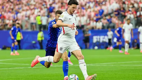 Sky Sports: Rice lộ chấn thương gân khoeo, Neville bày tỏ lo ngại