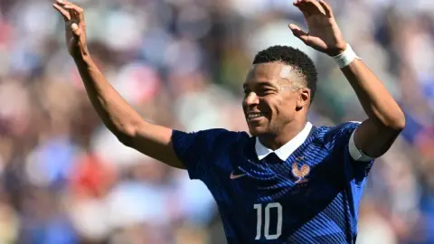Lizarazu: Mbappe hợp đá trung phong, Messi và Ronaldo thời đỉnh cao cũng không phải mẫu tiền đạo phòng ngự nhiều