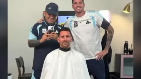 Messi cắt tóc trước trận gặp Áo, De Paul cũng xuất hiện trong ảnh hậu trường của tuyển Argentina