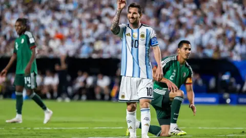 TA: Đối với Messi, anh ấy phải được chọn vào đội tuyển quốc gia dựa trên khả năng của mình. Anh ấy không coi việc tham gia ở Hoa Kỳ, Canada và Mexico là điều hiển nhiên.