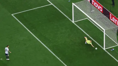Thế mạnh penalty vẫn là điểm hiếm hoi Messi chưa thật sự vượt trội