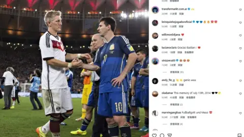 Schweinsteiger chúc mừng Messi sau khi siêu sao Argentina thành vua phá lưới World Cup