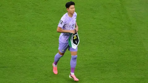 HLV Hong Myung-bo giải thích quyết định để Son Heung-min dự bị trước Nam Phi
