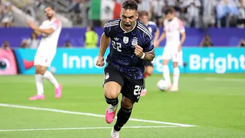 Lautaro ghi phạt đền cho Argentina, chấm dứt cột mốc kéo dài từ World Cup 2002