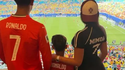 Georgina tới sân cổ vũ Ronaldo, đồng thời giới thiệu thương hiệu thời trang riêng