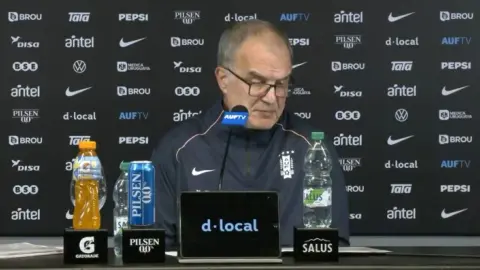 Ở vòng bảng, 2 hòa với 1 và thua! HLV Uruguay Bielsa: Sự ra đi này khiến tôi rất đau đớn