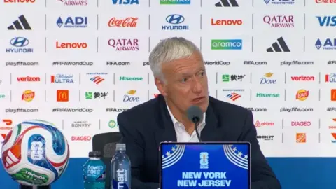 Deschamps: Mbappé đã thể hiện một hình mẫu xuất sắc. Sau khi mất bóng, mọi người sẽ đánh trả, kể cả tiền đạo.