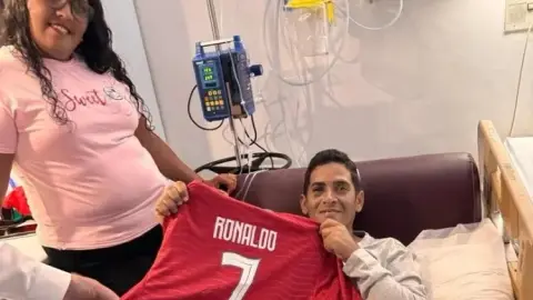 Tin bóng đá: Người sống sót sau trận động đất Venezuela bị chôn vùi 8 ngày hét "SIU" khi được giải cứu và nhận áo Ronaldo