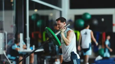 Argentina phải tập trong nhà vì dông lốc, Messi cùng dàn sao vẫn duy trì cường độ cao