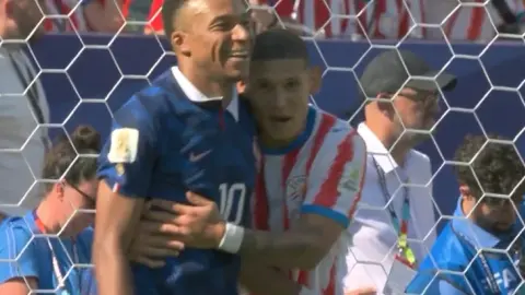 tranh luận! Mbappé bị đối thủ đâm và đá vào bắp chân, Conde bị đấm nhưng trọng tài không bình luận gì