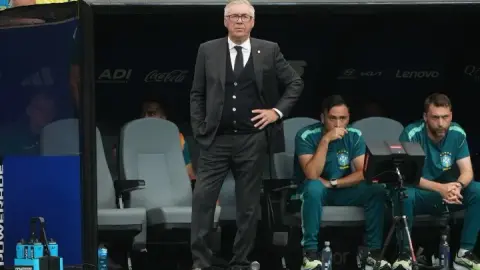 Dừng 16 mạnh mẽ! Ancelotti bị fan Brazil chỉ trích: Ông thay cầu thủ xuất sắc nhất bằng Neymar