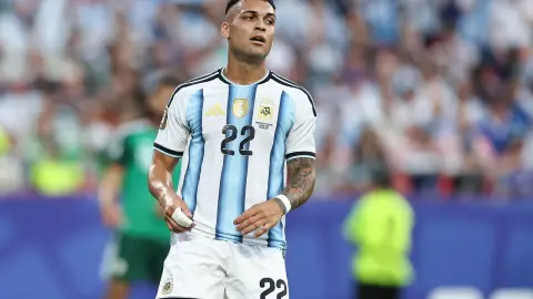 Truyền thông Argentina: Trung vệ Argentina khó tỏa sáng vì không có hậu vệ biên nào có thể hỗ trợ, trung vệ thì tập trung xung quanh Messi