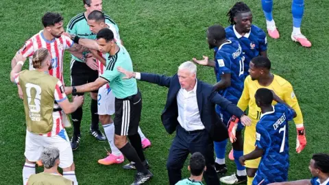 L'Equipe bình luận Pháp loại Paraguay: Xấu mặt đầy mặt, Mappe bị đối thủ khiêu khích, gây mâu thuẫn sau trận