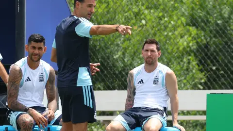 Scaloni: Messi chơi 120 vài ngày trước. Anh ấy không nói với tôi rằng anh ấy cảm thấy không thoải mái nên đã chơi