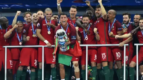 Fernando Santos: muốn Bồ Đào Nha vô địch, phải giải phóng Ronaldo khỏi nhiệm vụ phòng ngự
