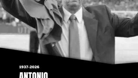 Argentina đeo băng tang khi gặp Thụy Sĩ để tưởng niệm cựu đội trưởng Antonio Ubaldo Rattin