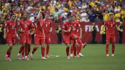 Cựu tuyển thủ Thụy Sĩ lo đội nhà chịu bất lợi khi gặp Argentina, nhắc đồng đội không được rời mắt khỏi Messi