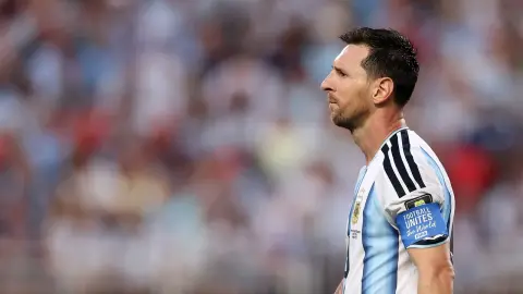 Anh khó khóa hoàn toàn Messi, nhưng Argentina không chỉ sống bằng một mình số 10